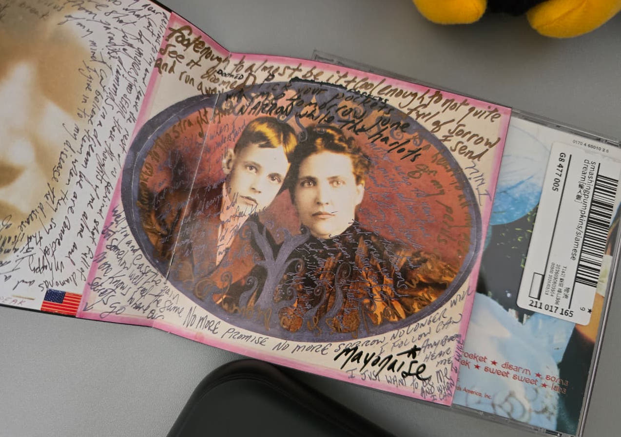 Página do encarte do Siamese Dream com a letra de Mayonaise manuscrita ao redor de um retrato antigo de duas pessoas
